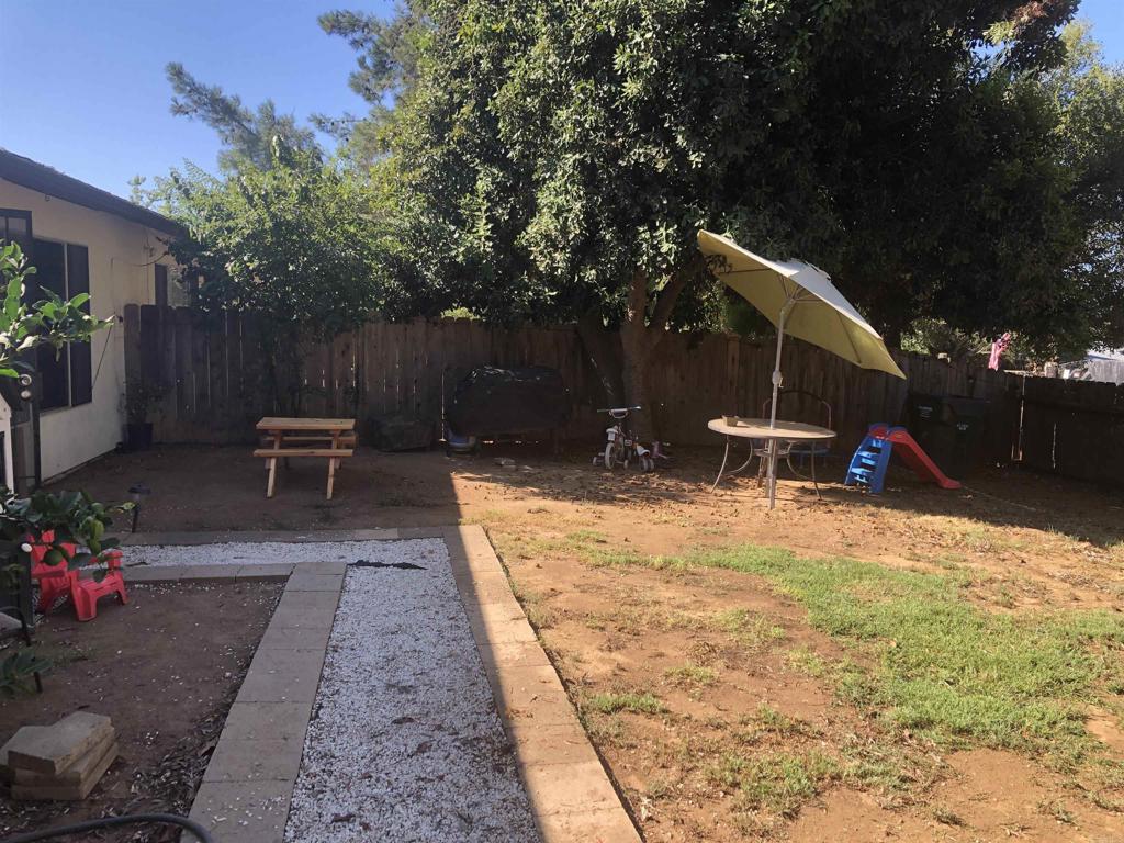 2005-07 Camino Rainbow Fallbrook, CA 92028 - Photo 36 of 65 a backyard of a house with table and chairs