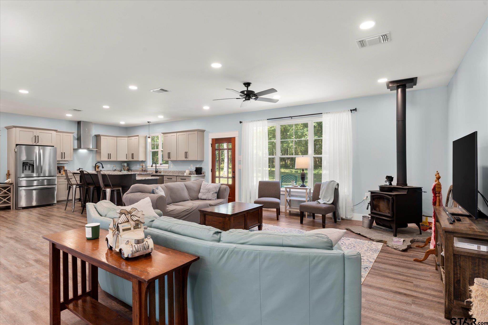 1663 County Road 4510 Pittsburg, TX 75686 - Photo 7 of 34 a living room with furniture kitchen view and a flat screen tv