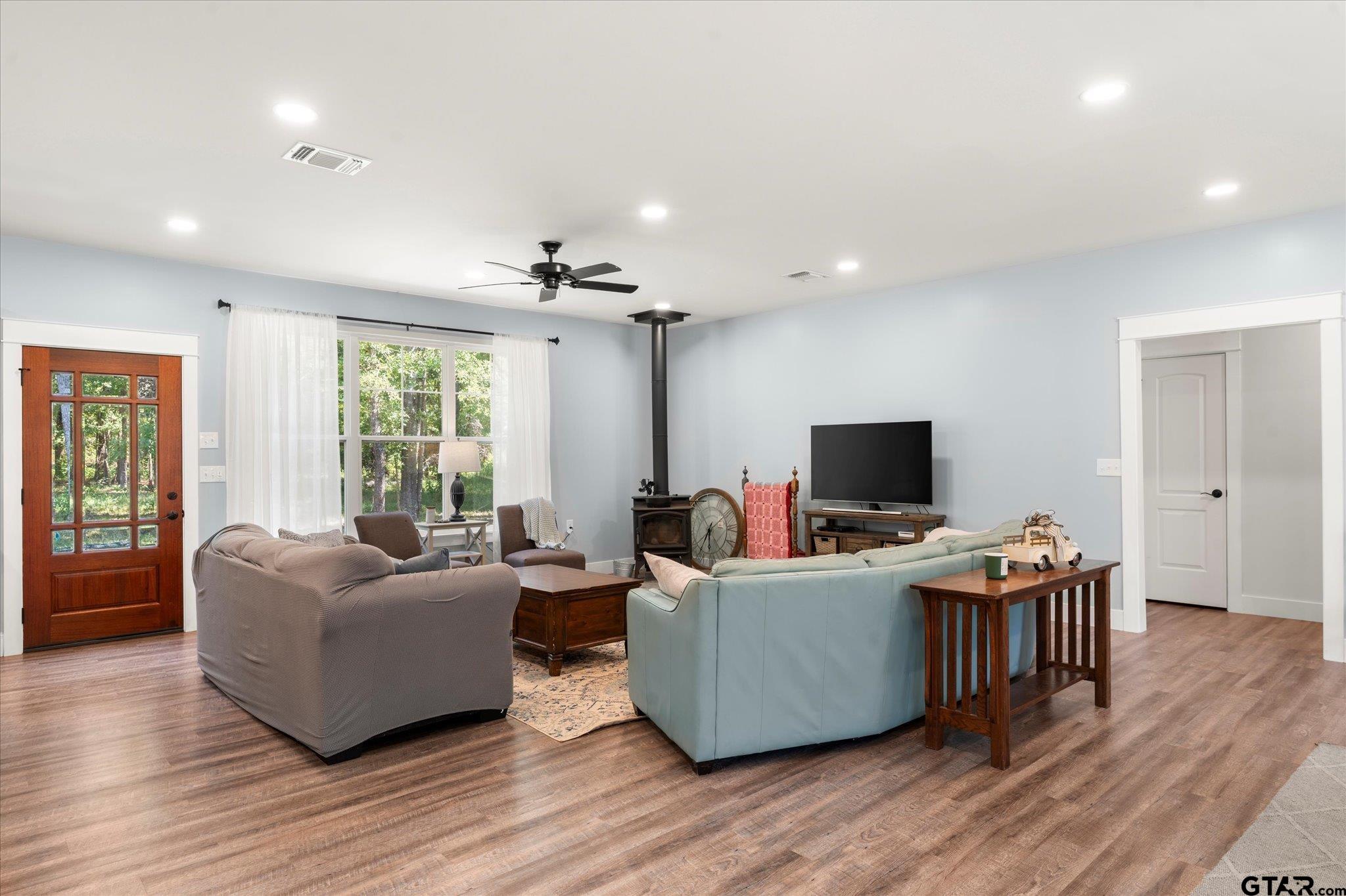 1663 County Road 4510 Pittsburg, TX 75686 - Photo 10 of 34 a living room with furniture and a flat screen tv