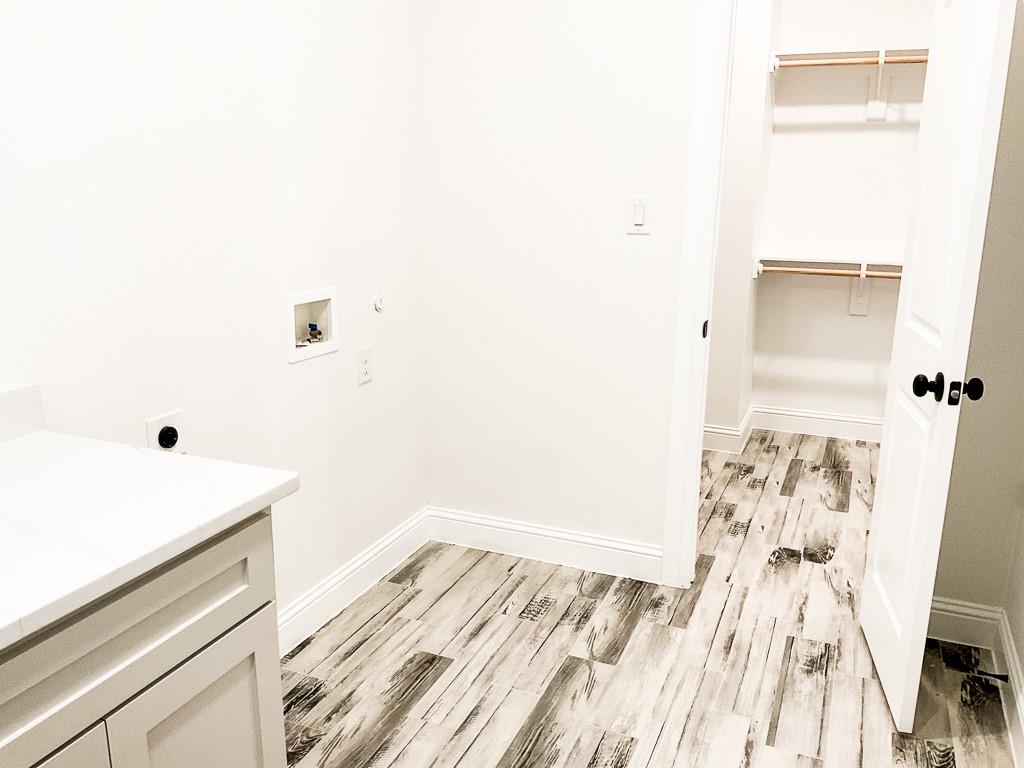 201 Bluff Court Godley, TX 76044 - Photo 14 of 17 a view of bathroom