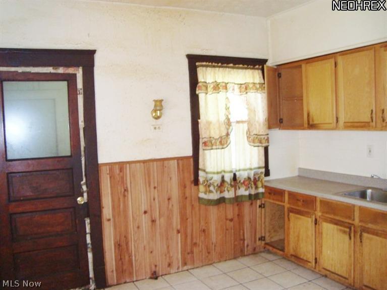 698 Lakeview Road Cleveland, OH 44108 - Photo 5 of 19 Gallery Image 5