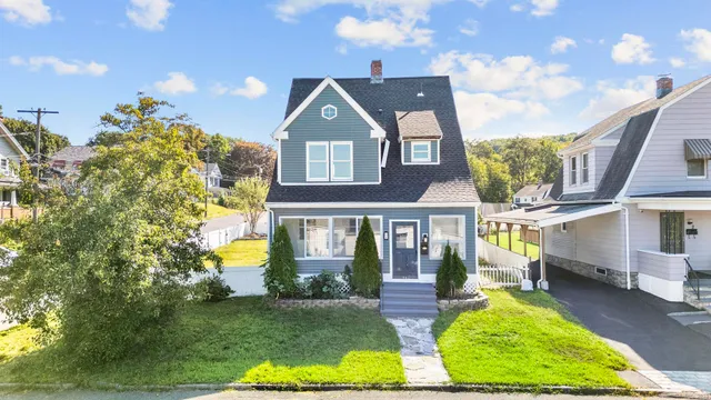 a view of a yard in front of house