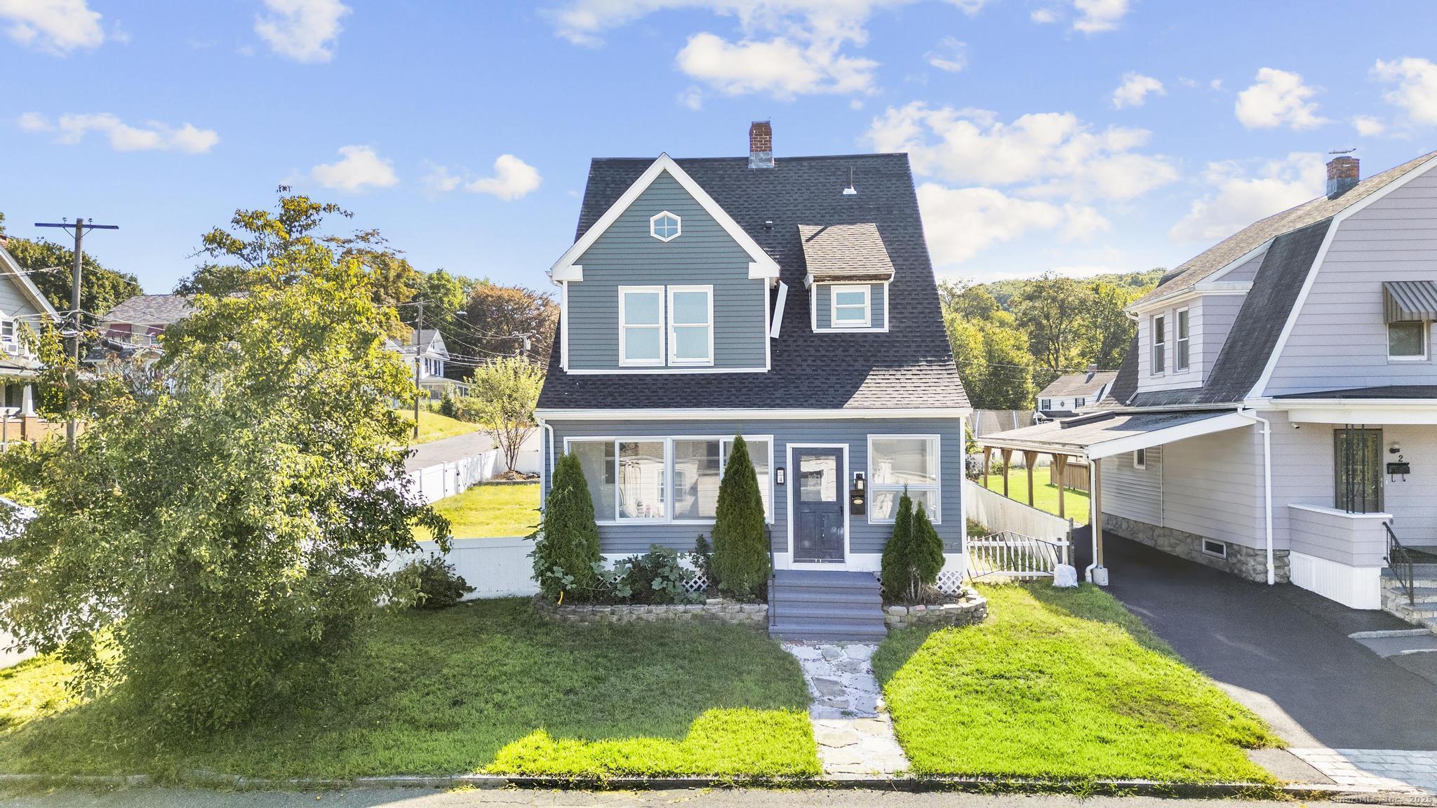 a view of a yard in front of house