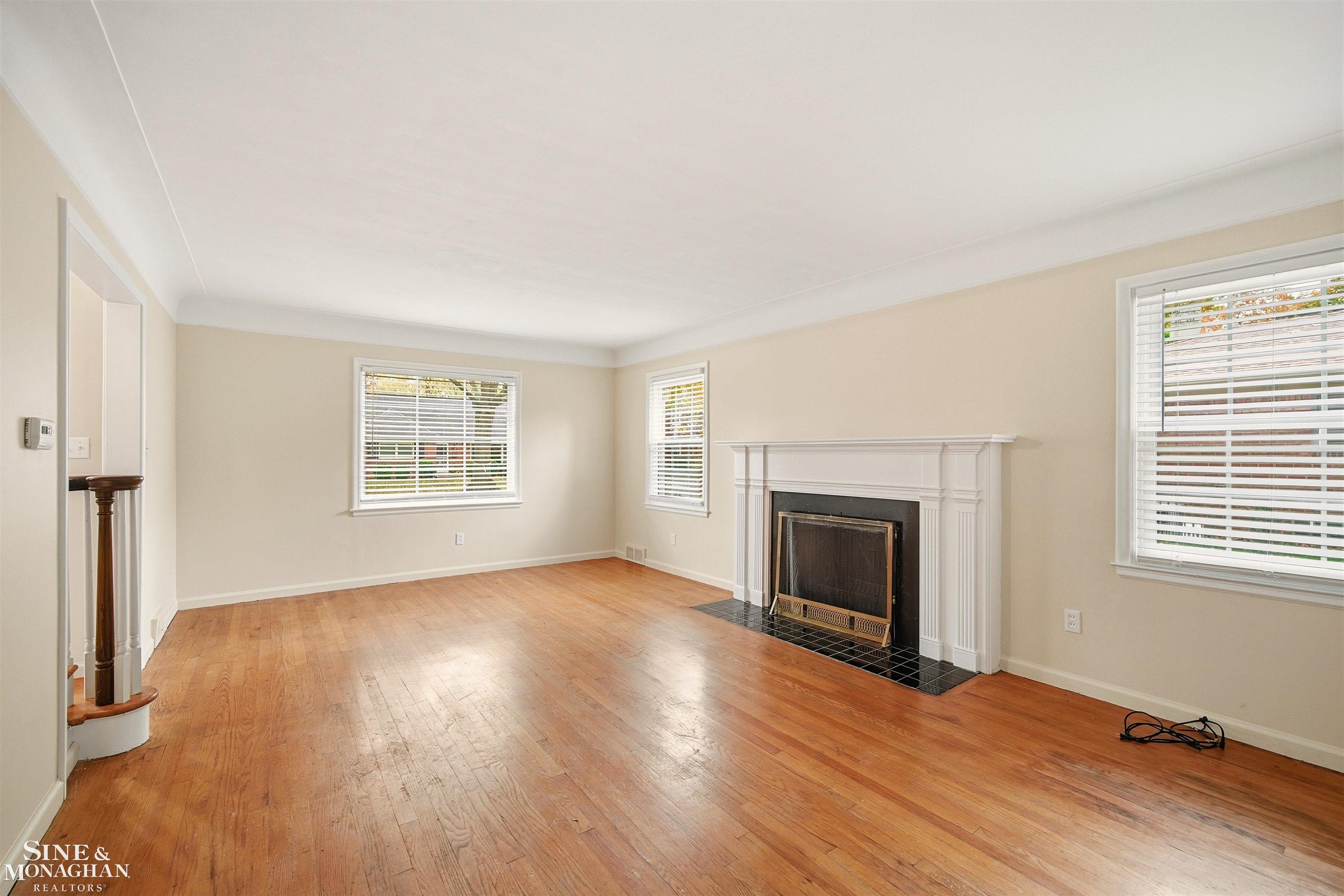 410 Roland Court Grosse Pointe, MI 48236 - Photo 8 of 28 Living Room 22 x 13