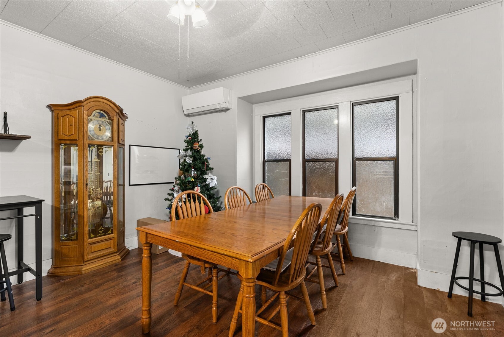 610 Barnhart Street Raymond, WA 98577 - Photo 12 of 34 a dining room with furniture a chandelier and wooden floor