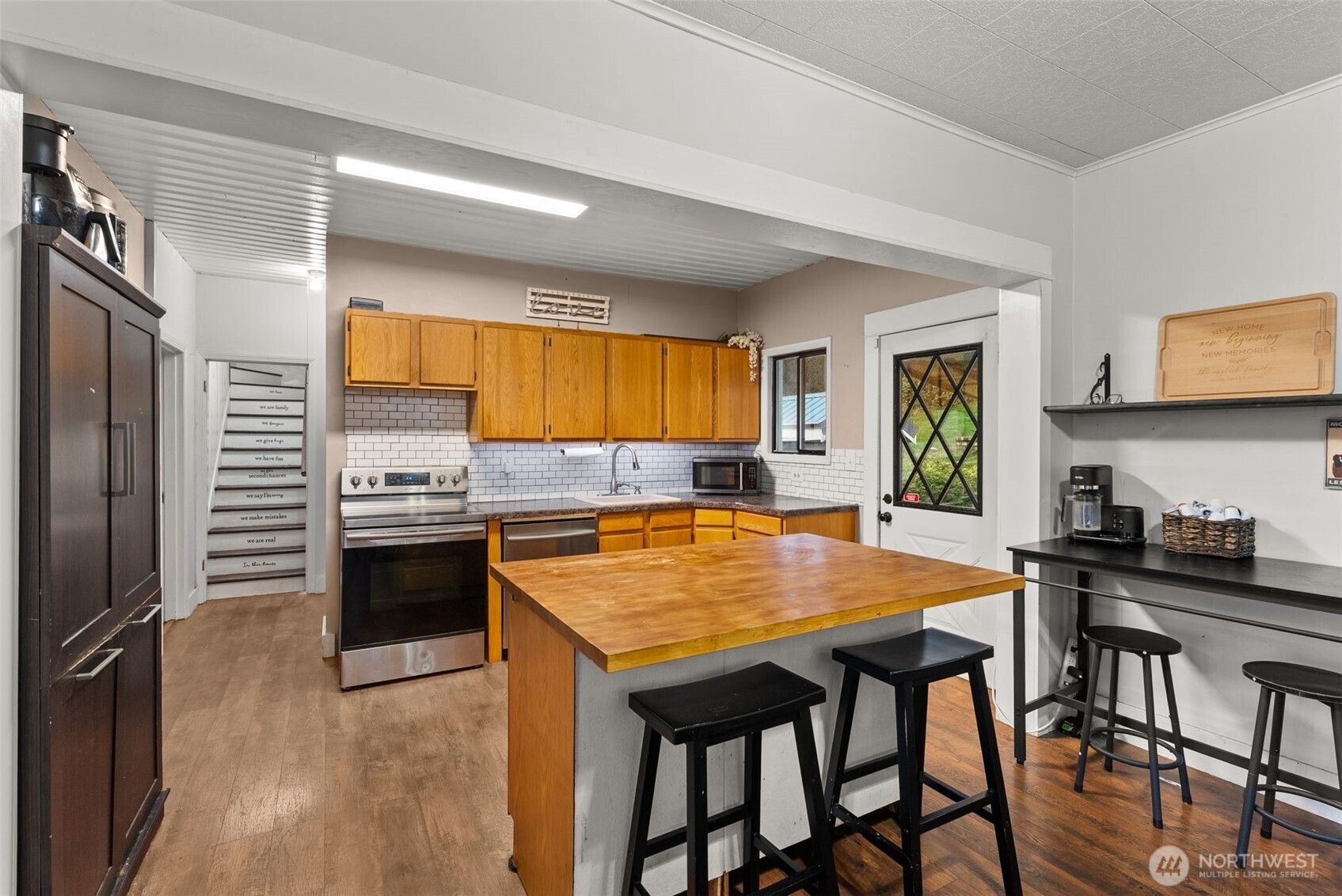 610 Barnhart Street Raymond, WA 98577 - Photo 13 of 34 a kitchen with stainless steel appliances granite countertop a stove a refrigerator and a table
