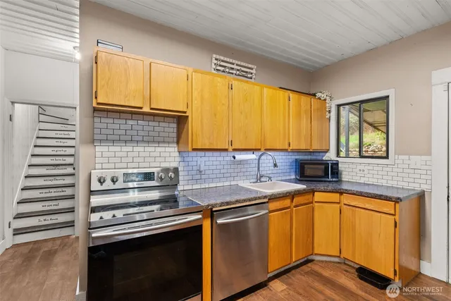 $350,000 | 610 Barnhart Street, Raymond, WA 98577