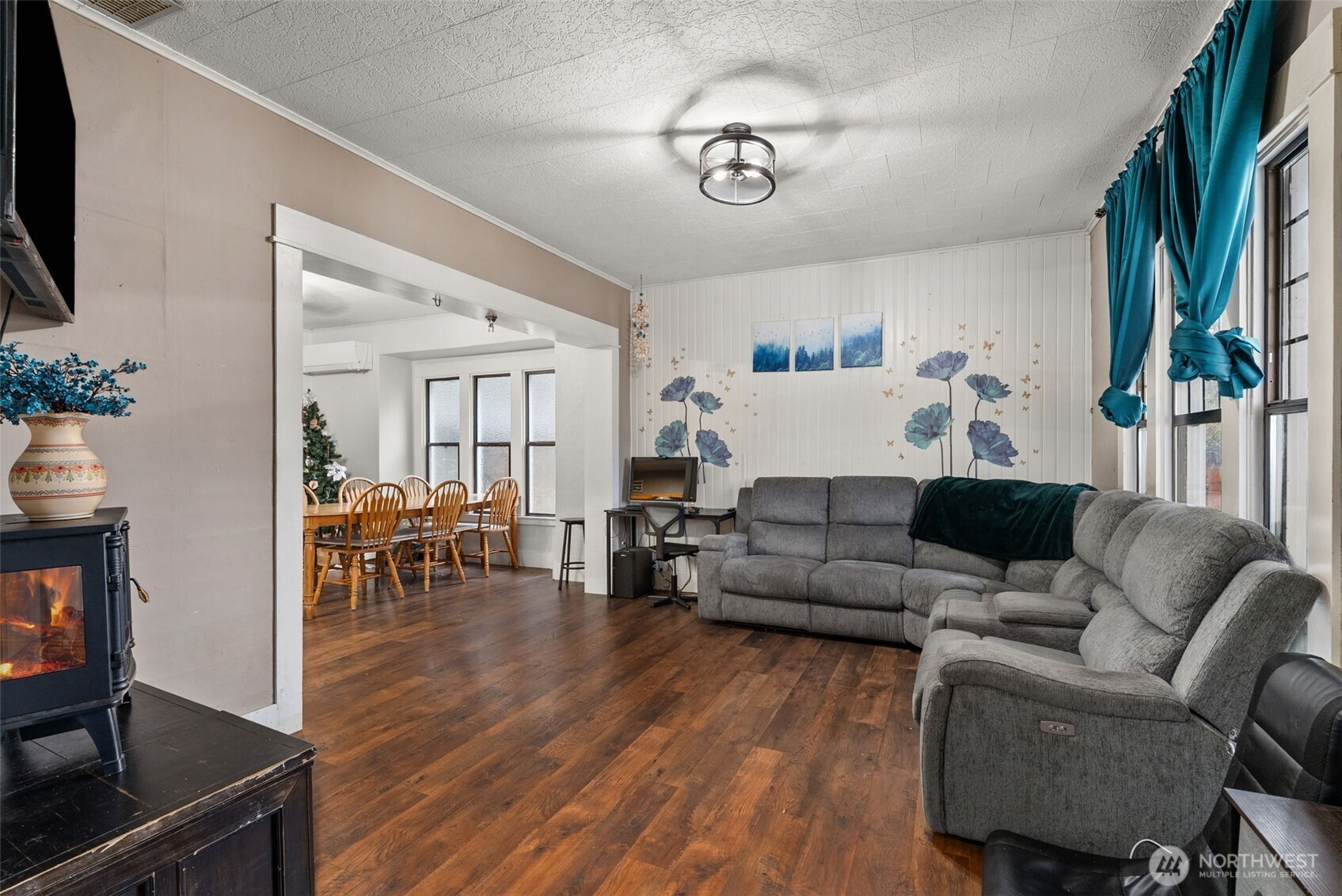 610 Barnhart Street Raymond, WA 98577 - Photo 9 of 34 a living room with furniture and a flat screen tv