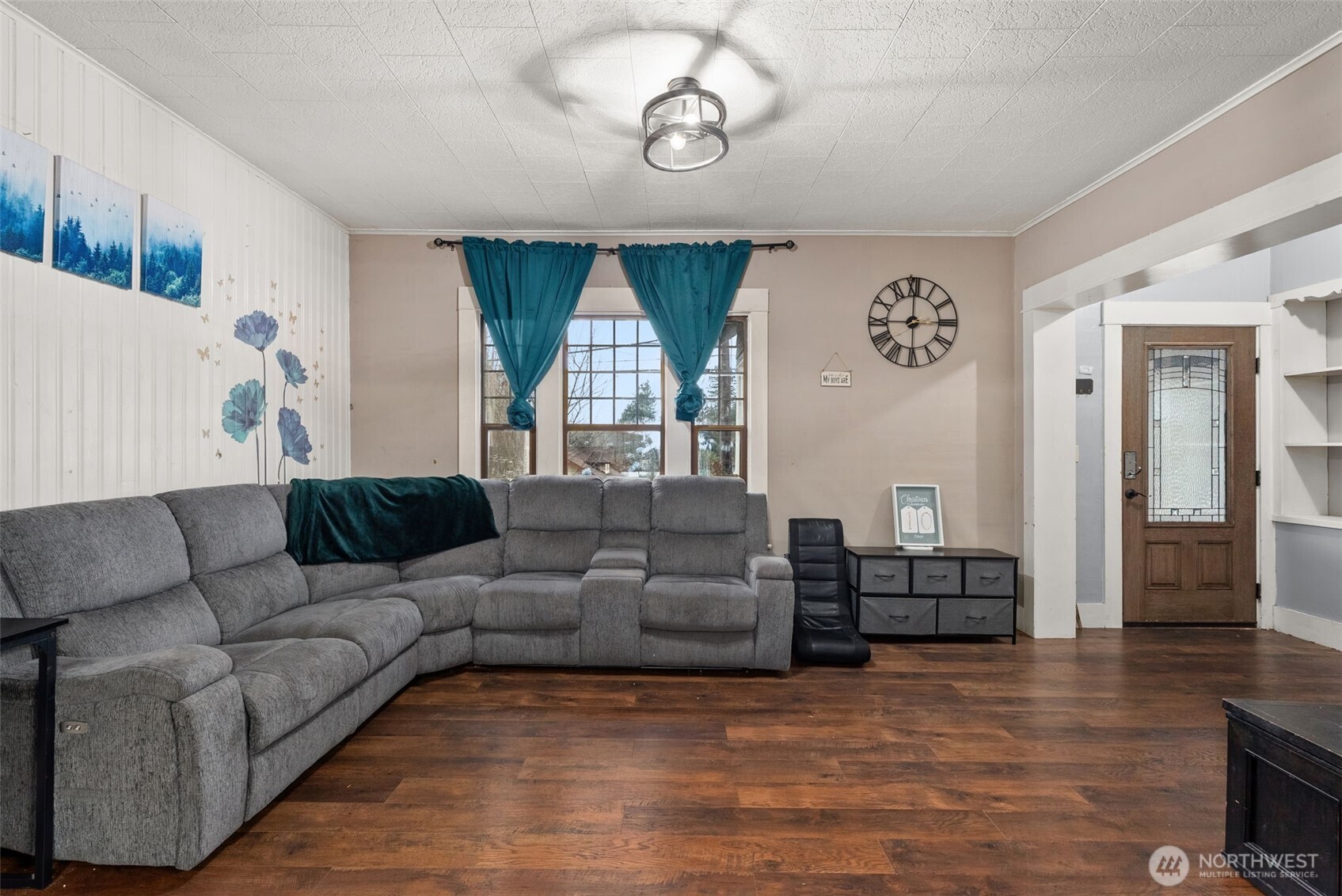 610 Barnhart Street Raymond, WA 98577 - Photo 10 of 34 a living room with furniture and a window
