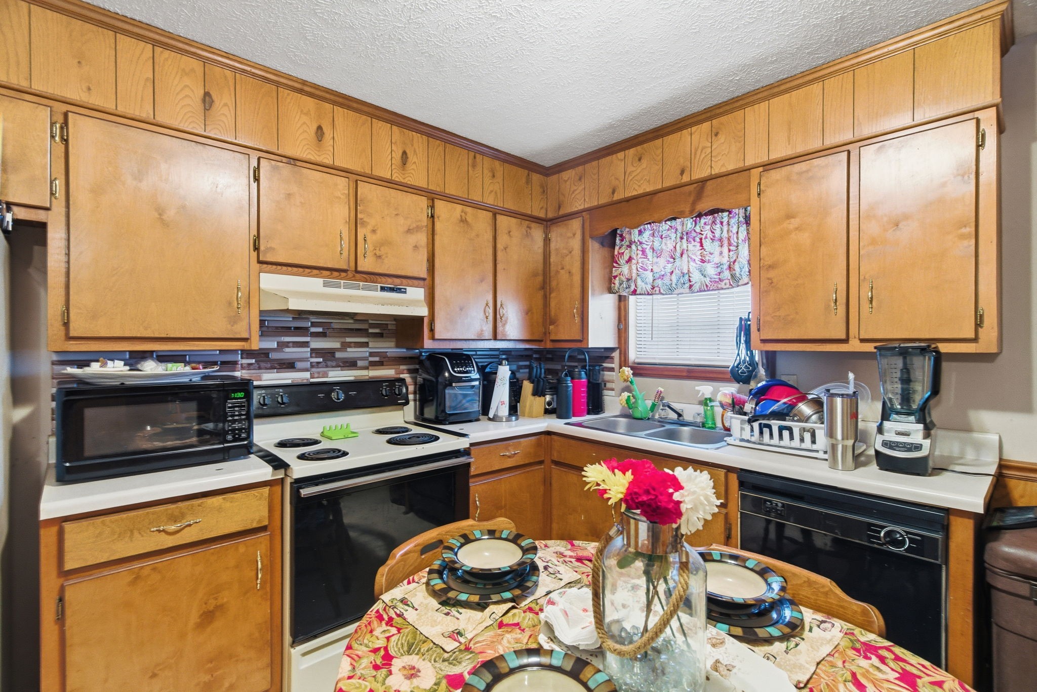 109 Gayla Court Portland, TN 37148 - Photo 36 of 48 a kitchen with stainless steel appliances a sink dishwasher stove and refrigerator