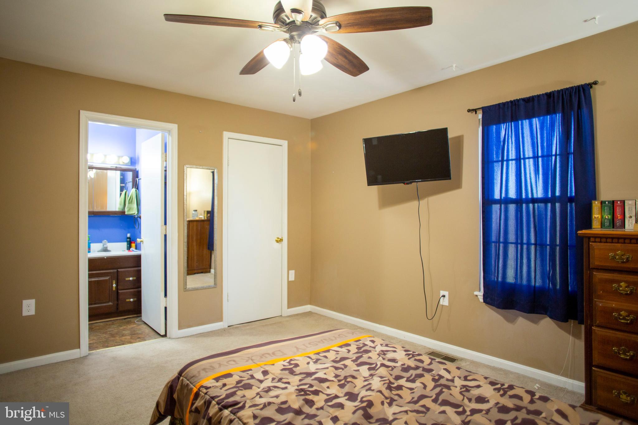 25716 Woodfield Road Damascus, MD 20872 - Photo 14 of 31 Master bedroom