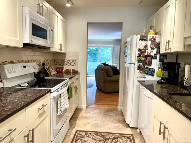 $589,000 | 2700 Bedford Street, Unit J, Stamford, CT 06905