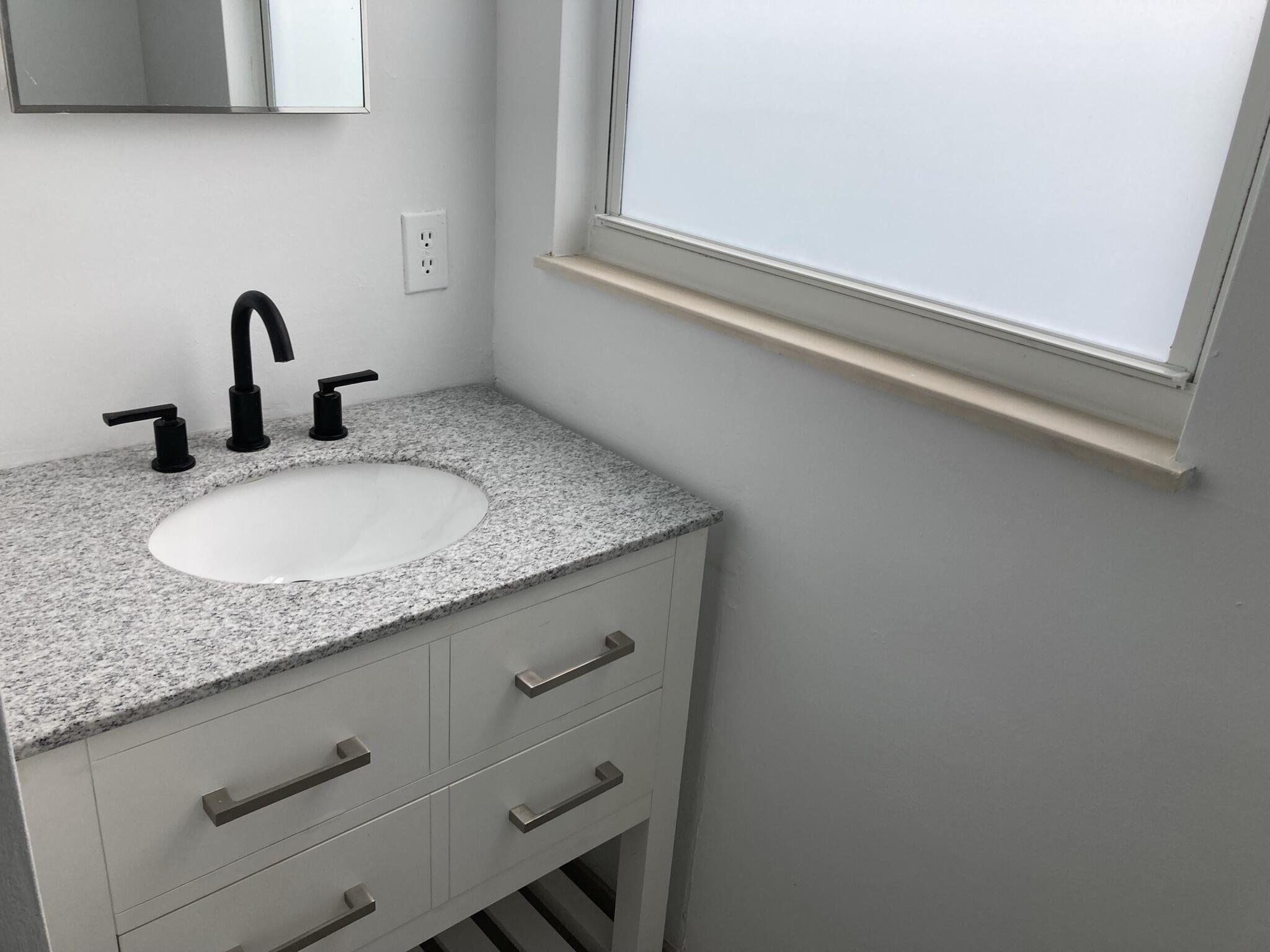 209 Coventry Street Boca Raton, FL 33487 - Photo 13 of 18 2nd Bathroom