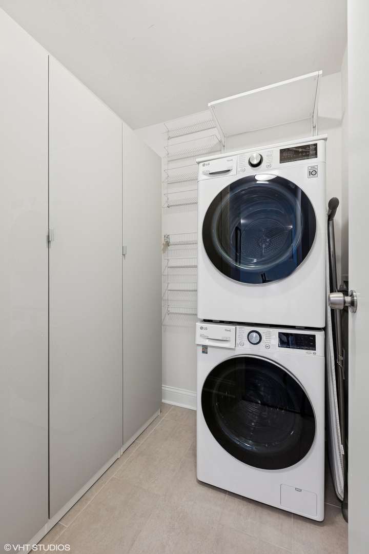 5415 North Sheridan Road, Unit 3004 Chicago, IL 60640 - Photo 9 of 26 a utility room with dryer and washer