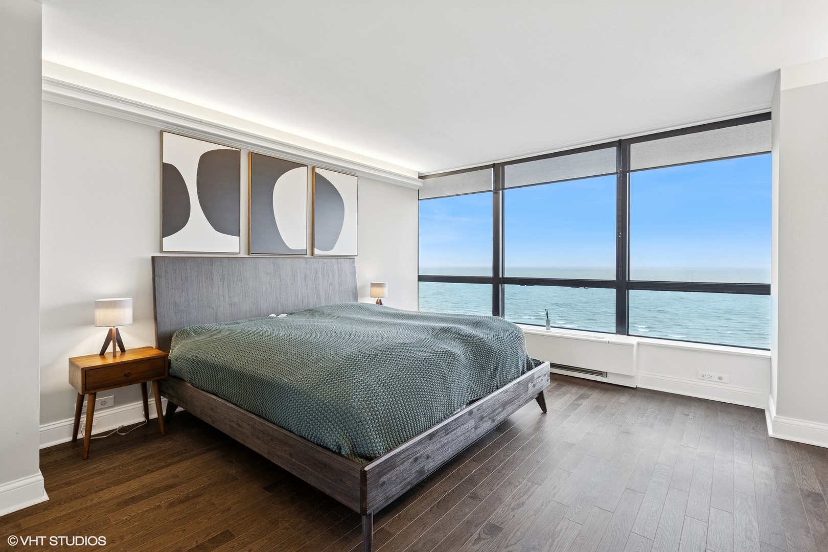 5415 North Sheridan Road, Unit 3004 Chicago, IL 60640 - Photo 10 of 26 a bedroom with a bed and window