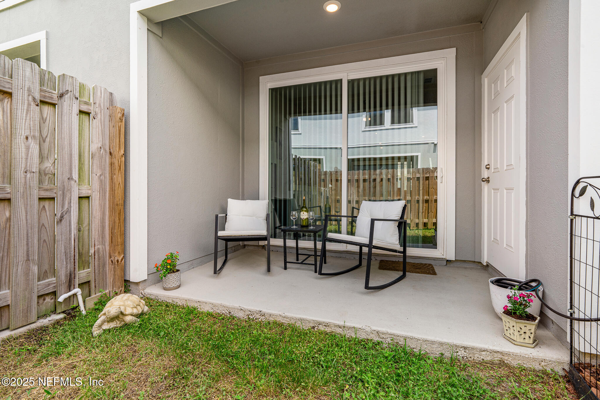 113 Red House Cir Street St. Augustine, FL 32084 - Photo 30 of 40 a living room with furniture