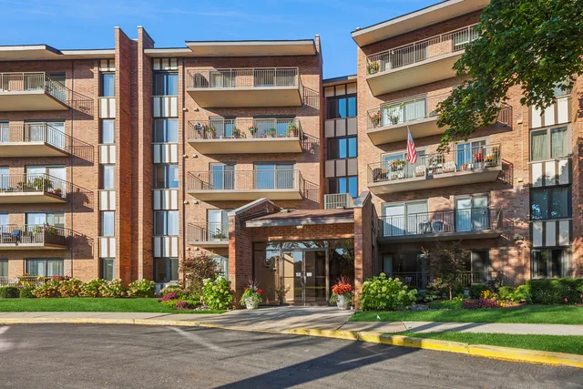 $369,900 | 701 Lake Hinsdale Drive, Unit 309, Willowbrook, IL 60527