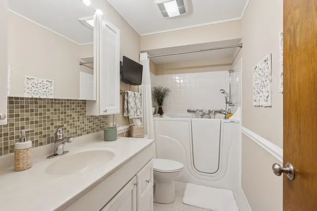 $369,900 | 701 Lake Hinsdale Drive, Unit 309, Willowbrook, IL 60527