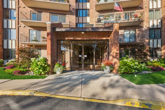 $369,900 | 701 Lake Hinsdale Drive, Unit 309, Willowbrook, IL 60527