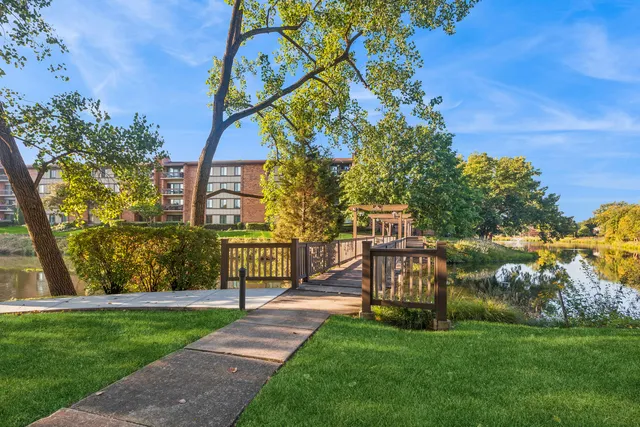 $369,900 | 701 Lake Hinsdale Drive, Unit 309, Willowbrook, IL 60527