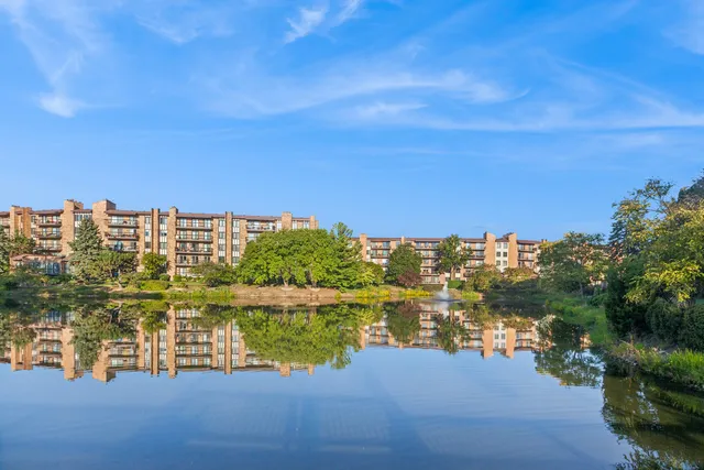 $369,900 | 701 Lake Hinsdale Drive, Unit 309, Willowbrook, IL 60527