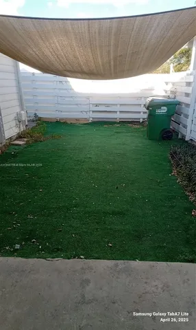 a view of a backyard