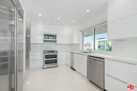 $9,200,000 | 2419 Ocean Front Walk, Venice, CA 90291