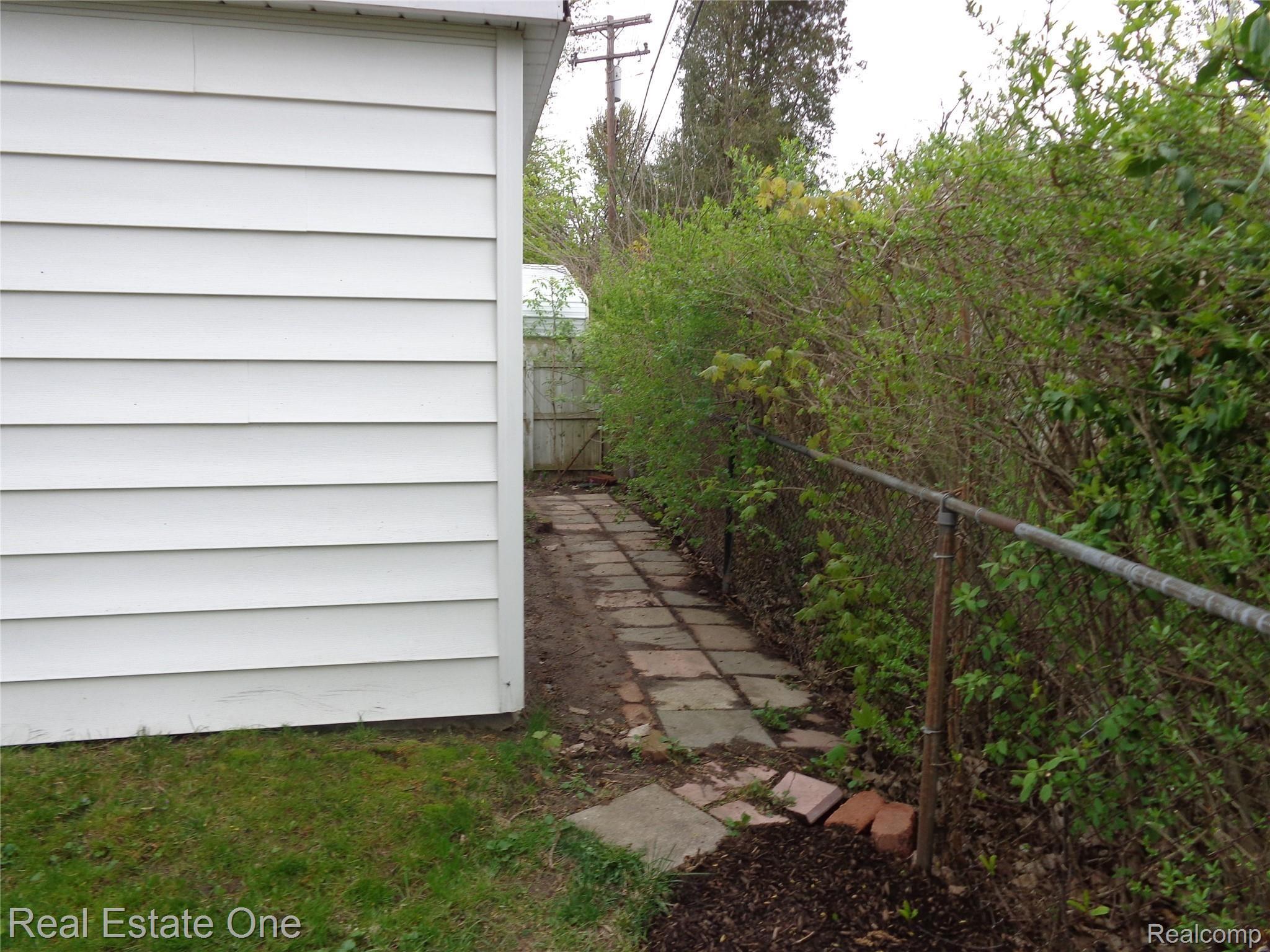 381 Dover Road Waterford, MI 48328 - Photo 18 of 22 BEHIND GARAGE.JPG