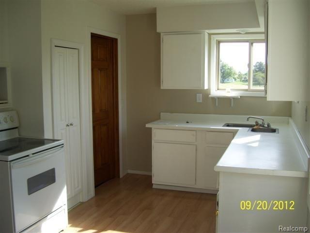 11165 East Bristol Road Davison, MI 48423 - Photo 5 of 20 kithcen 2.jpg