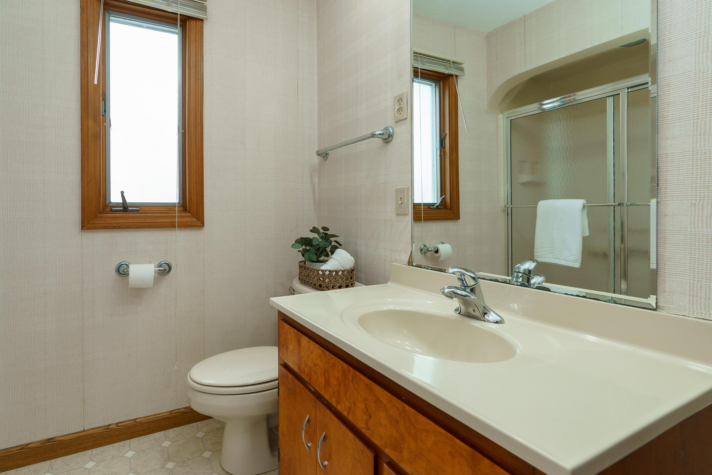 60 Sheffield Road Columbus, OH 43214 - Photo 20 of 38 Full bathroom, entry level