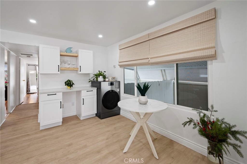 6550 Ponto Drive, Unit 17 Carlsbad, CA 92011 - Photo 22 of 48 a living room with furniture potted plant and a wooden floor