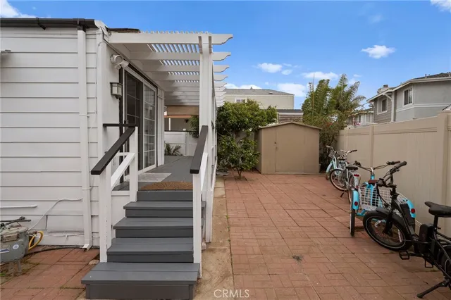 a view of entryway with a front door