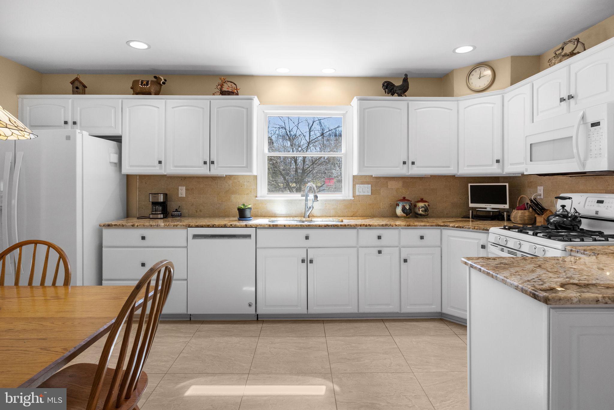 92 Bluebird Road Holland, PA 18966 - Photo 7 of 37 Kitchen