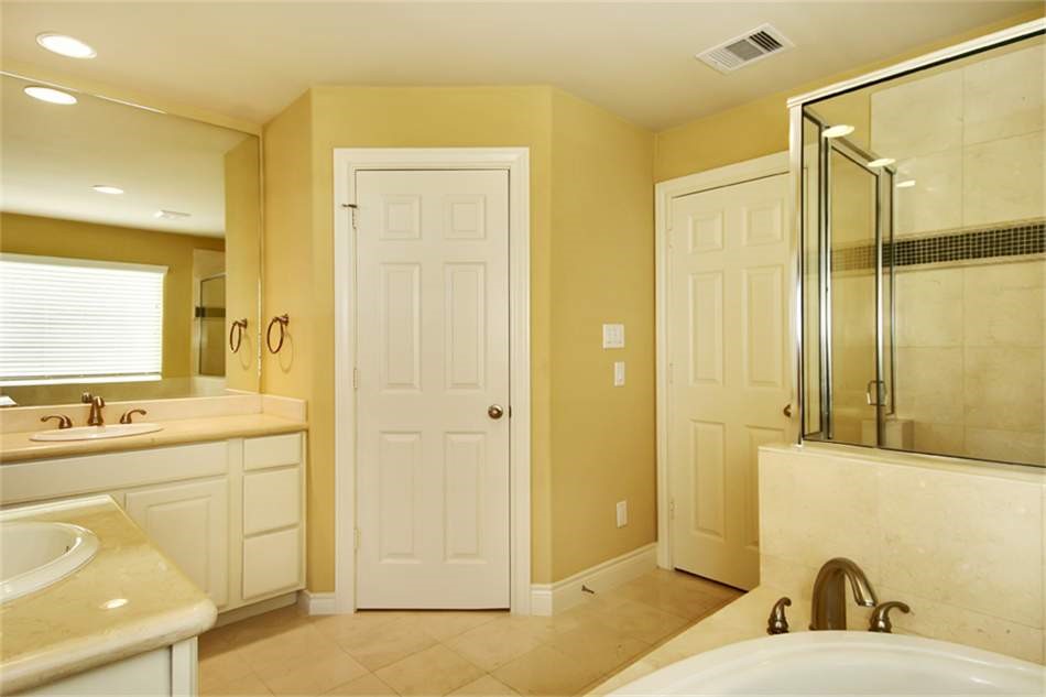 1717 Spring Street Houston, TX 77007 - Photo 9 of 13 Large primary bath with separate shower and tub and walk in closet.