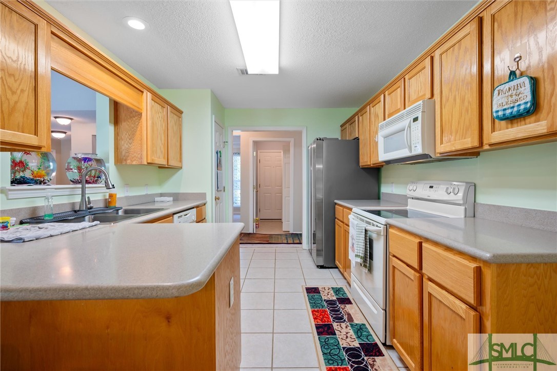 141 Mill Court Rincon, GA 31326 - Photo 11 of 41 Loads of counter space.