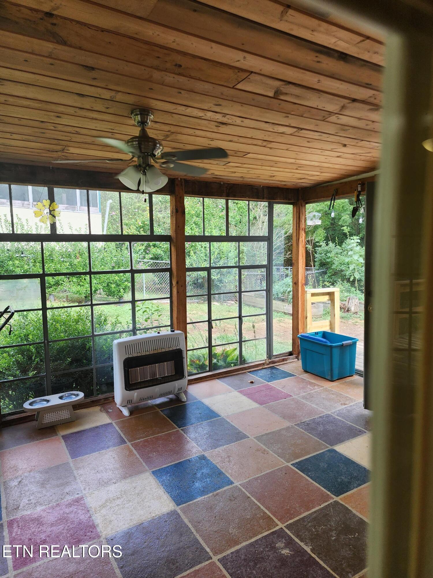 458 Slaven Lane Oneida, TN 37841 - Photo 23 of 60 Sunroom