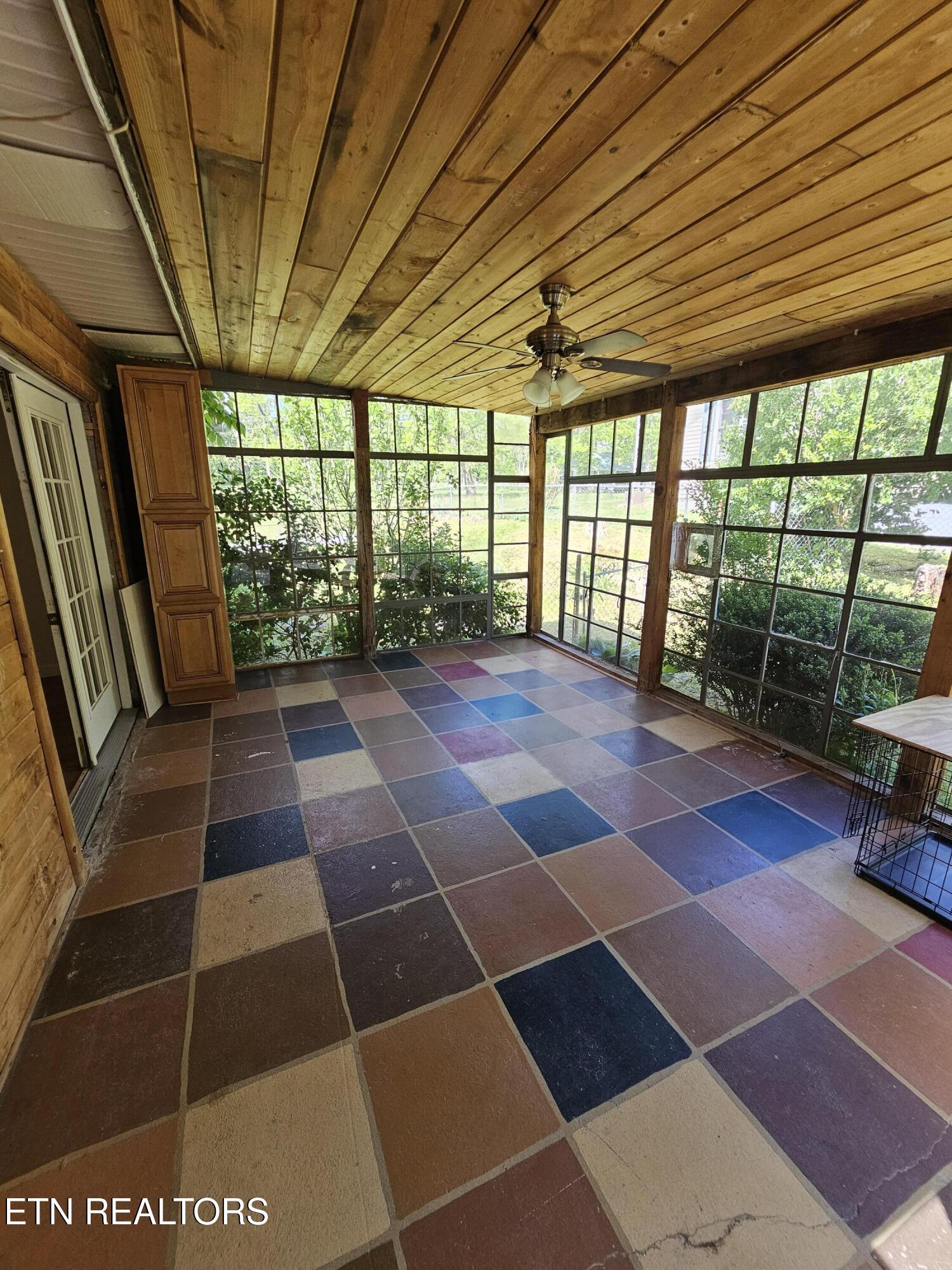 458 Slaven Lane Oneida, TN 37841 - Photo 32 of 60 Sunroom