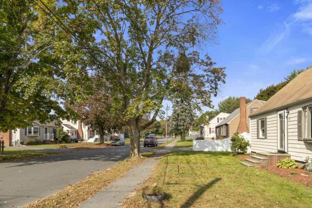 9 Walter Road Danvers, MA 01923 - Photo 3 of 26
