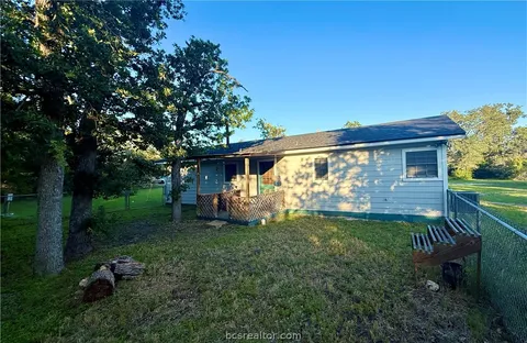 a view of a house with backyard