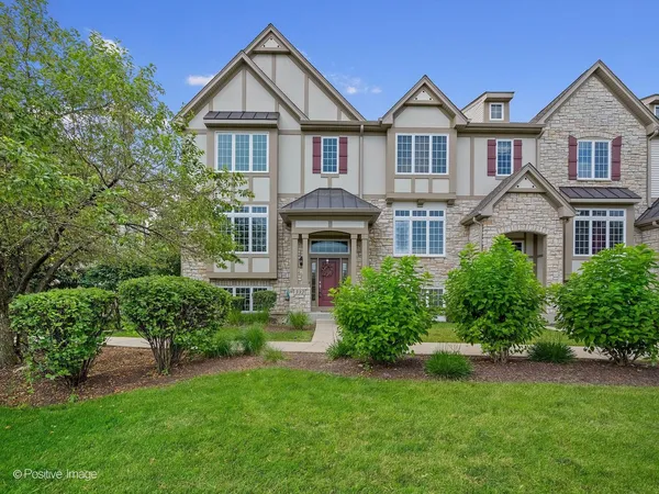 $439,900 | 332 Castle Circle, Carol Stream, IL 60188