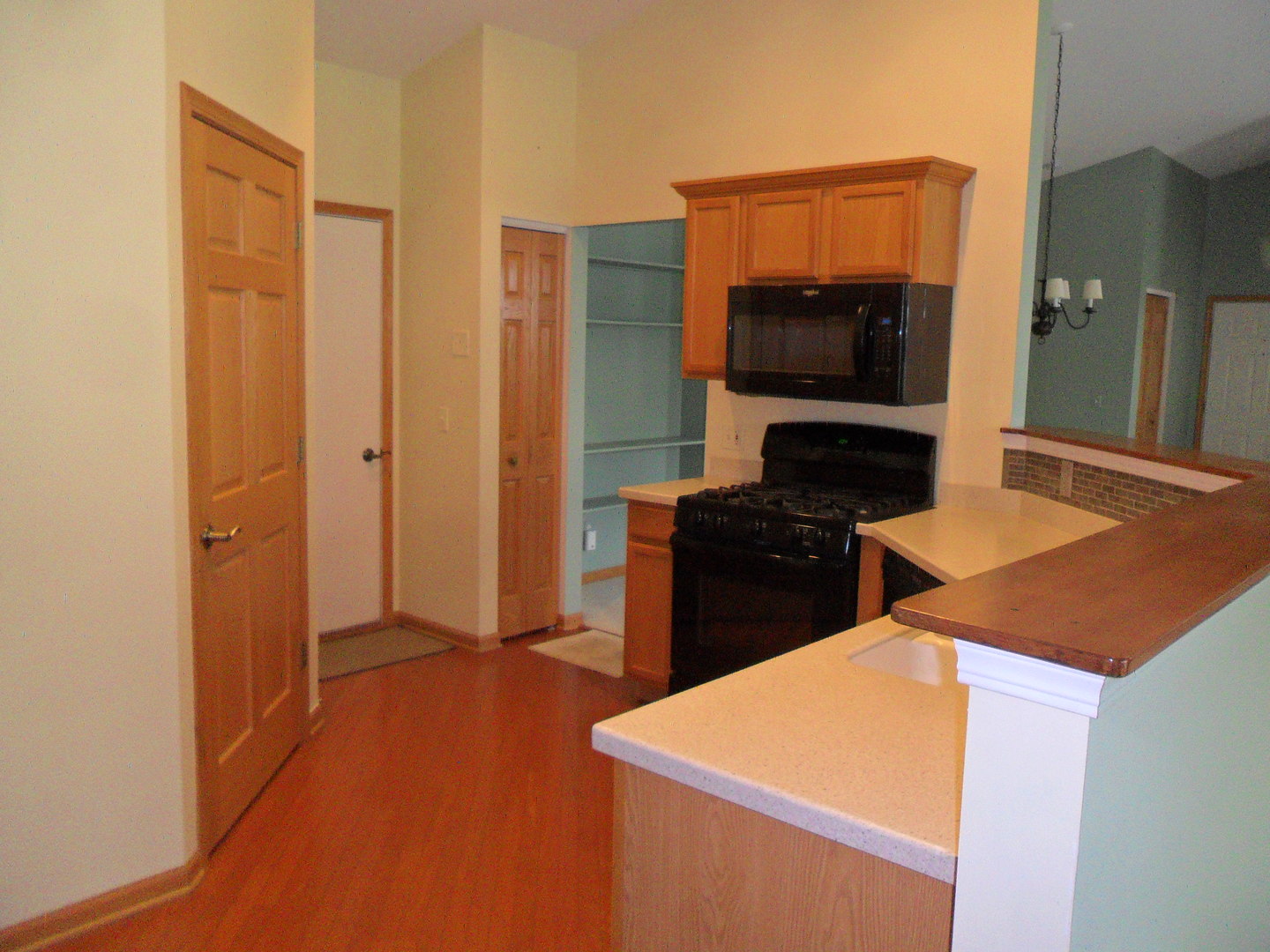 678 Cadillac Circle Romeoville, IL 60446 - Photo 9 of 19 a kitchen with stainless steel appliances a refrigerator and a stove top oven