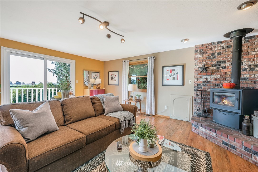 151 East Boundary Road Lynden, WA 98264 - Photo 3 of 24 a living room with furniture and a wooden floor