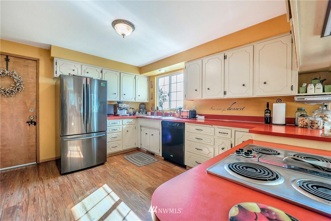 151 East Boundary Road Lynden, WA 98264 - Photo 5 of 24 a kitchen with a refrigerator and a stove