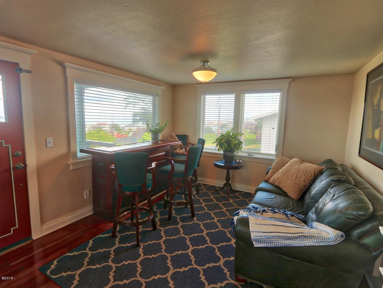 47 Southwest Hurbert Street Newport, OR 97365 - Photo 5 of 34 Living Room