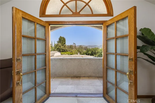 a view of an house with backyard and trees