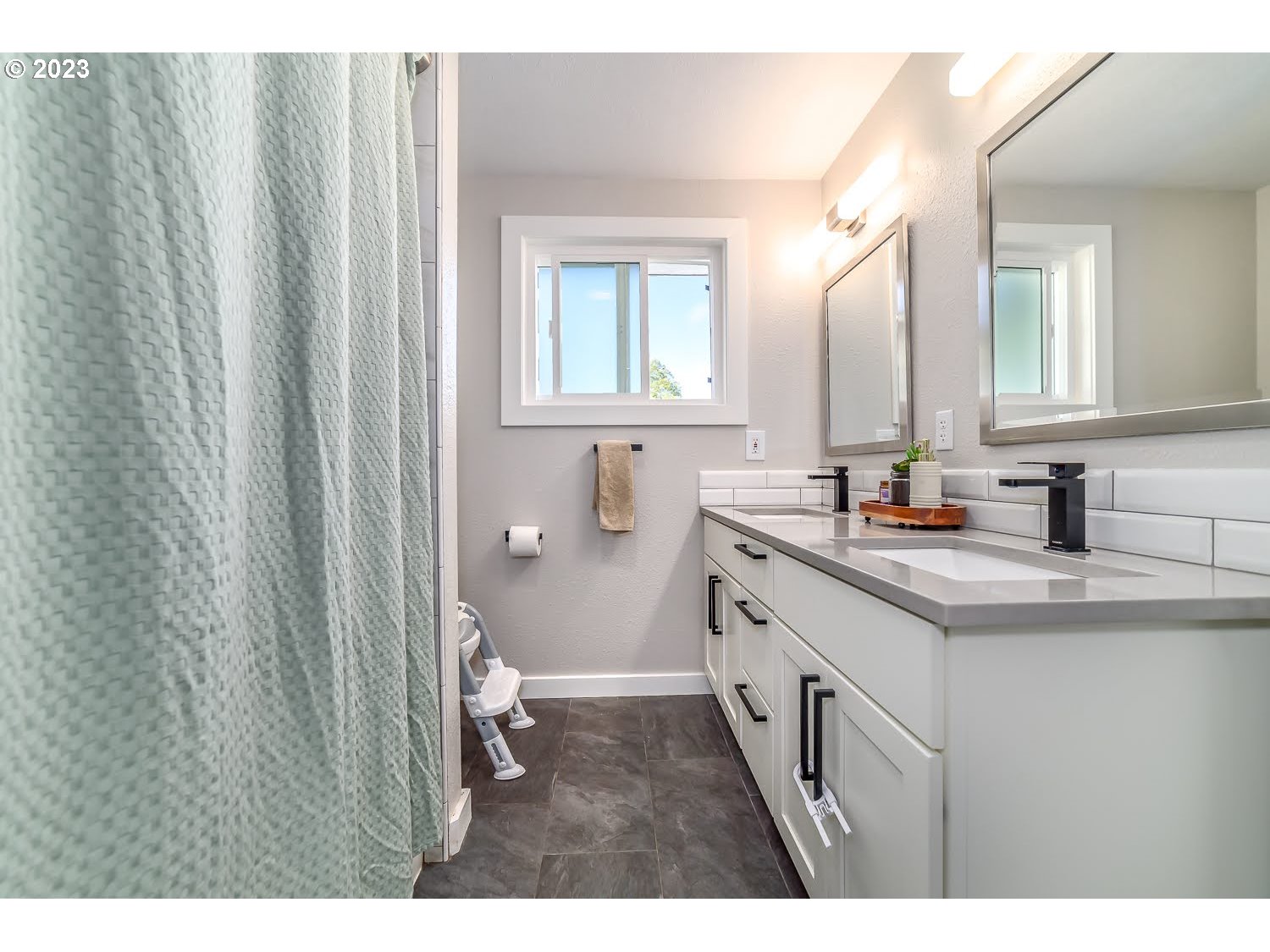 2478 15th Street Springfield, OR 97477 - Photo 20 of 29 a bathroom with 2 sink and a mirror