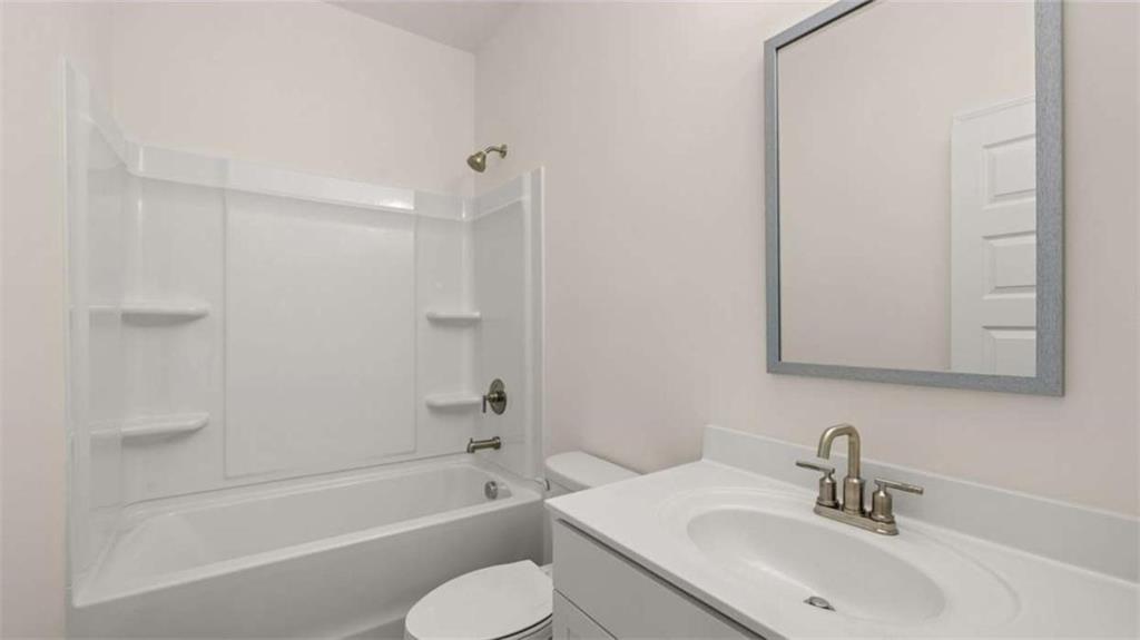 1912 Endress Circle Hampton, GA 30228 - Photo 23 of 43 a bathroom with a sink toilet and a bathtub