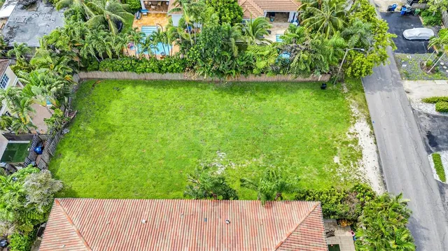 a view of a yard with a fountain