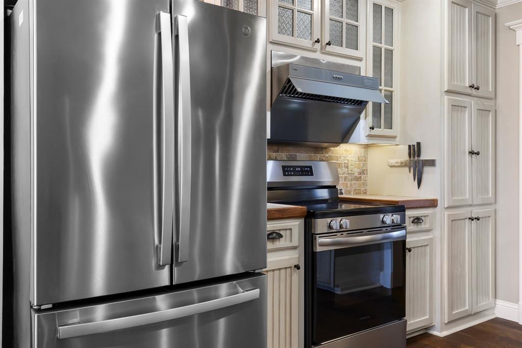 601 Rasure Circle Sulphur Springs, TX 75482 - Photo 22 of 40 a kitchen with stainless steel appliances a refrigerator stove and microwave