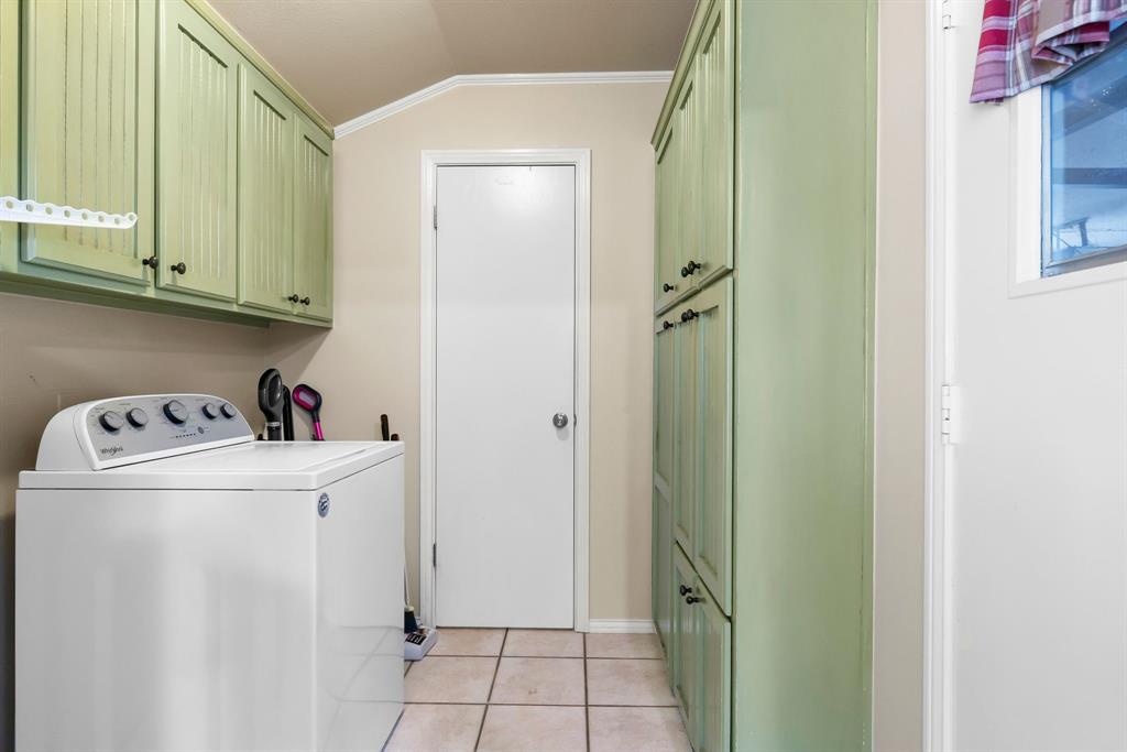 601 Rasure Circle Sulphur Springs, TX 75482 - Photo 24 of 40 a utility room with dryer and washer